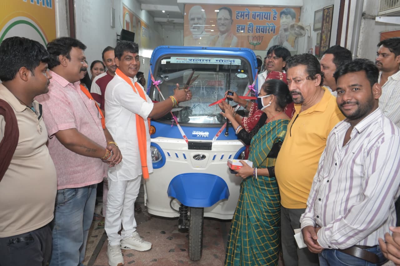 दीदी ई-रिक्शा सहायता योजना से महिला श्रमिक को मिली नई पहचान, विधायक की अनुशंसा पर मिला ई-रिक्शा