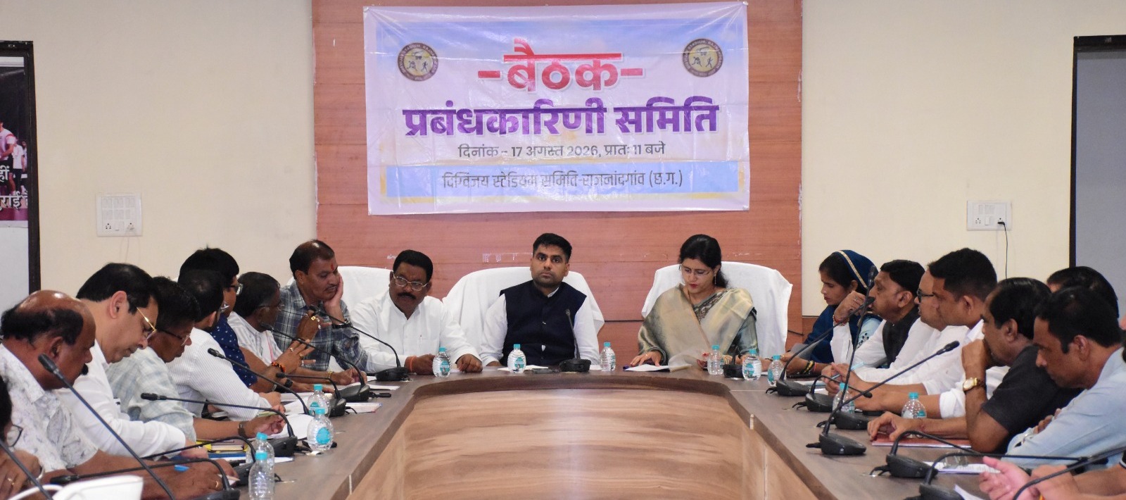 दिग्विजय स्टेडियम को सर्वसुविधायुक्त खेल परिसर के रूप में विकसित करने की जरूरत : कलेक्टर