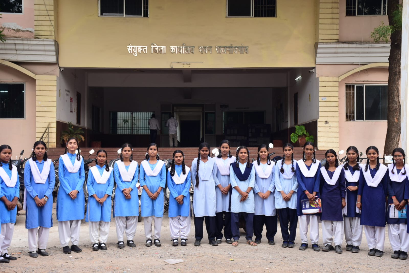 बिटिया/वर्क अभियान के तहत विद्यालयीन छात्राओं को कराया गया विभिन्न कार्यालयों का भ्रमण